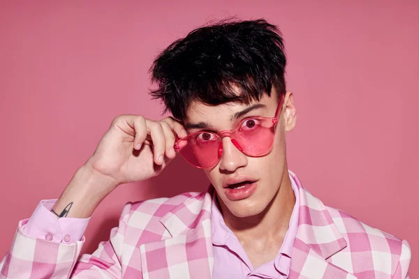 Фото романтичного молодого хлопця впевненість у собі рожевий плетений блейзер моди позує модель студії — стокове фото
