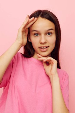 Güzel bir kadın yaz stili çekici görünüyor. Yaşam tarzı değişmemiş.