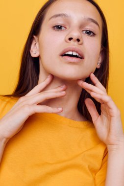 Sarı tişörtlü genç kadın modası. Kot şortu. Yaşam tarzı değişmemiş.