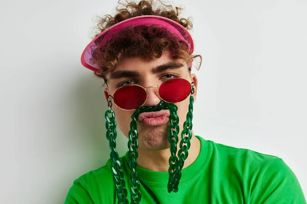 Sapık adam yeşil tişört dekorasyonu moda gözlükleri izole edilmiş arka plan — Stok fotoğraf