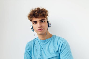 Çekici erkek müzik teknolojisi eğlencesi izole edilmiş arka plan