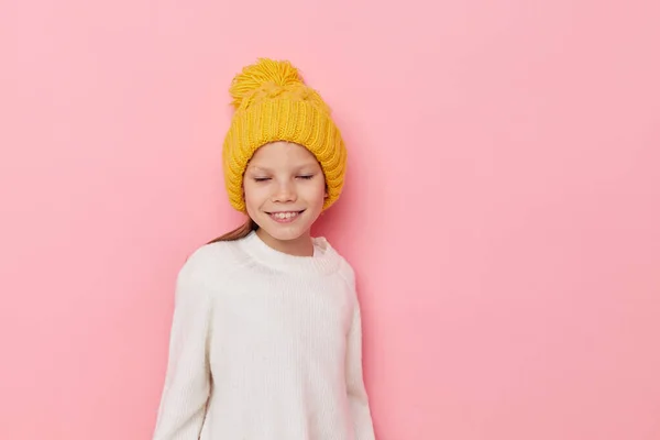 Klein meisje plezier in een gele hoed leuk geïsoleerde achtergrond — Stockfoto