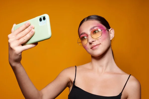 Sexy bruna donna rosa trucco viso posa attraente selfie sguardo isolato sfondo inalterato — Foto Stock