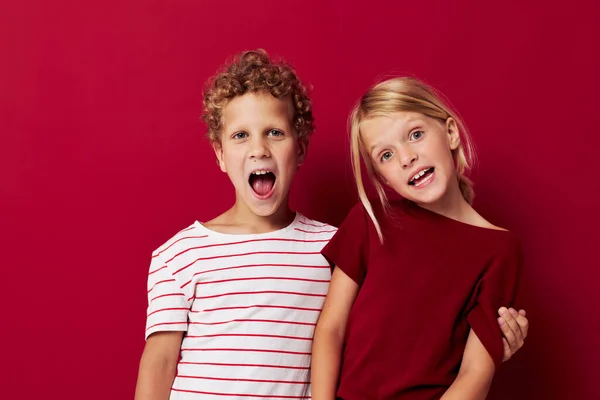 Foto van positieve jongen en meisje goed humeur staan naast poseren geïsoleerde achtergrond — Stockfoto