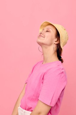 Genç bayan moda kıyafetleri şapka pembe tişört dekorasyonu yaşam tarzı pozu