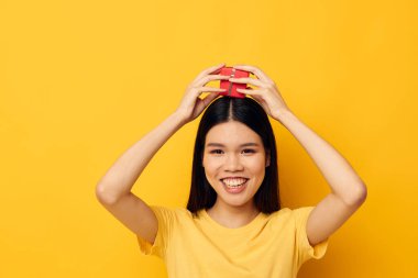 Güzel esmer küçük kırmızı hediye kutusu eğlenceli stüdyo modeli değiştirilmemiş