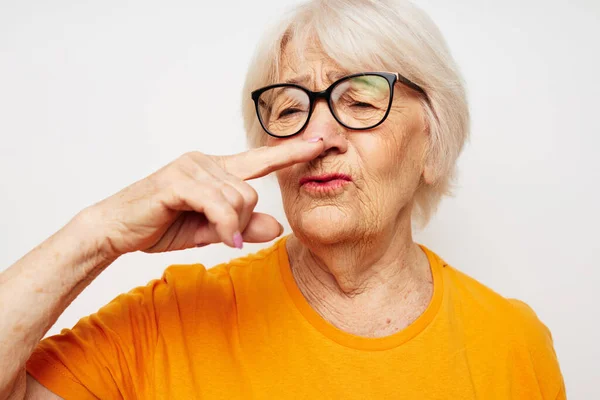 Eski dost canlısı bir kadının portresi sağlık yaşam tarzı gözlük tedavisi izole edilmiş arka plan — Stok fotoğraf