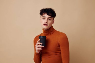 Moda kıyafetleri giyen genç bir adam stüdyo tarzı modern yaşam tarzını değiştirmemiş.