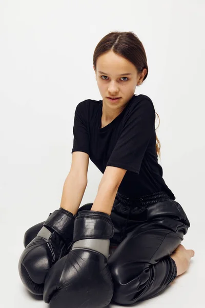 Όμορφη κοπέλα πυγμαχία μαύρα γάντια που θέτουν αθλητικές προπόνηση φυσικής κατάστασης — Φωτογραφία Αρχείου