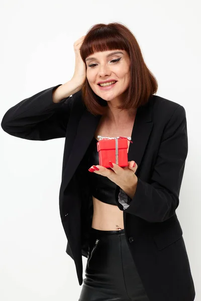 Kırmızı hediye kutusu sürpriz ışık arka planıyla çekici bir kadın. — Stok fotoğraf