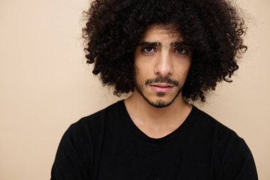 Siyah kazaklı çekici bir adam. El hareketi. Yaşam tarzı değişmemiş.