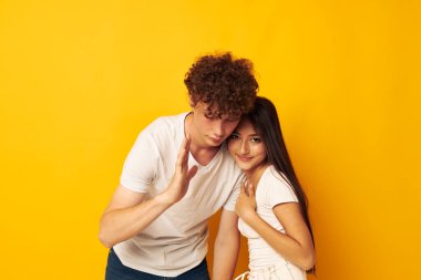 Sevimli genç çift aşk duygusunu kucaklıyor. Geçmişi değiştirilmemiş.