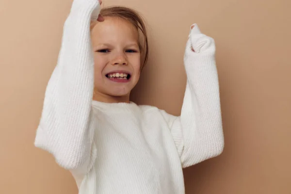 Mooi jong meisje kinderen stijl emoties leuk geïsoleerde achtergrond — Stockfoto