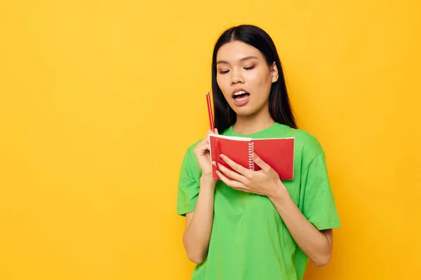 Portrait asiatique belle jeune femme ordinateur portable et stylo apprentissage modèle studio d'éducation inaltérée — Photo