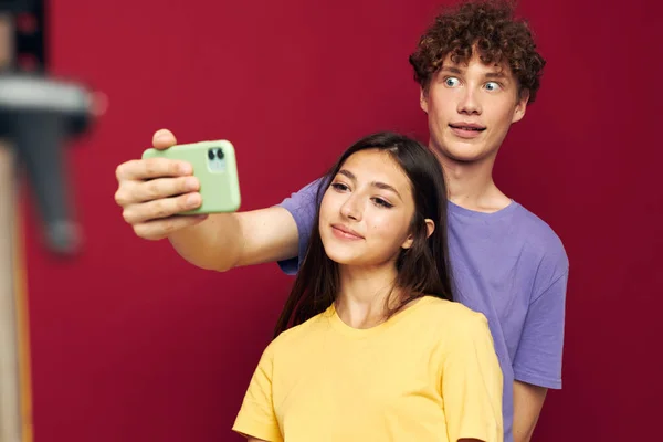 Uomo e donna si fanno un selfie posa abbraccio Stile di vita — Foto Stock