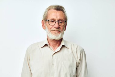 Yaşlı adam gülümsüyor, el hareketi, hafif arka plan.