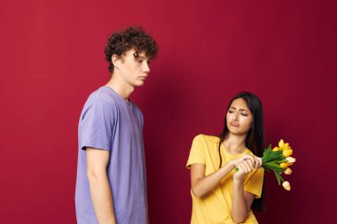 Şirin, genç bir çift çiçek buketi. Eğlenceli, izole edilmiş, değiştirilmemiş arka plan.