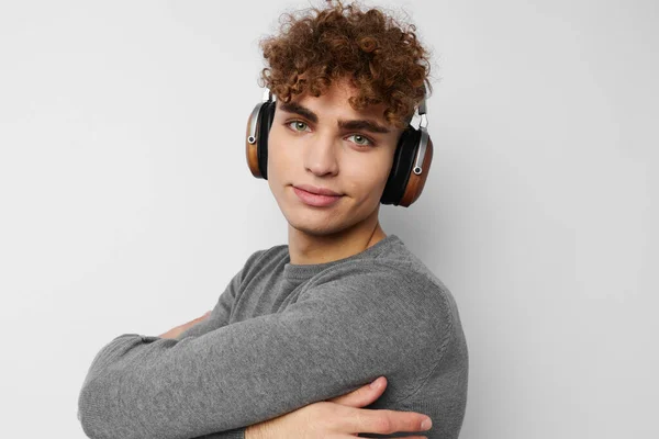Homem atraente em uma camisola cinza fones de ouvido moda isolado fundo — Fotografia de Stock