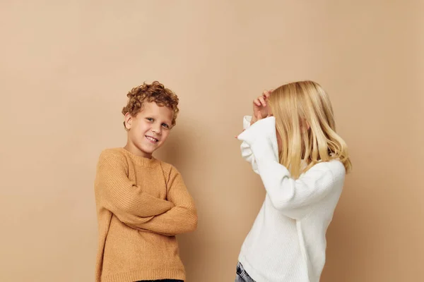 Malý chlapec a dívka objetí zábava pózování přátelství dětství beze změny — Stock fotografie
