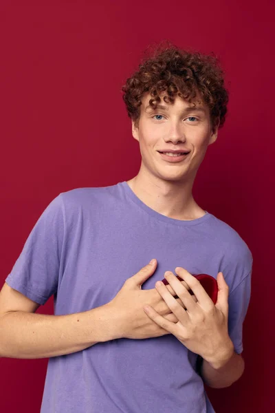 Funny teenager heart-shaped box gift romance — Stock fotografie