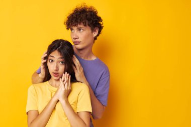 Genç erkek ve kız arkadaşlığı poz stüdyosu değiştirilmemiş arka plan.