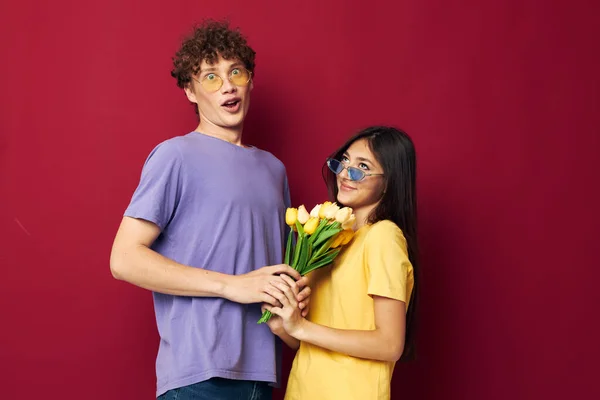 Teenageři kytice žlutých květin na základě přátelství izolované pozadí beze změny — Stock fotografie