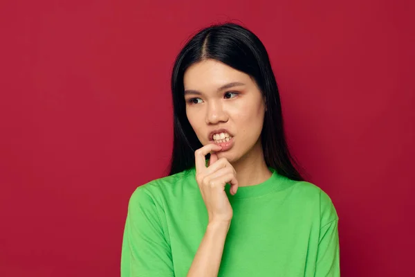 Žena s asijským vzhledem zelené tričko gesta s rukama izolované pozadí beze změny — Stock fotografie