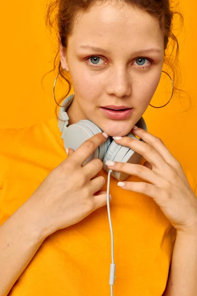 Retrato de uma jovem mulher usando fones de ouvido denim shorts close-up emoções recortadas vista inalterada — Fotografia de Stock