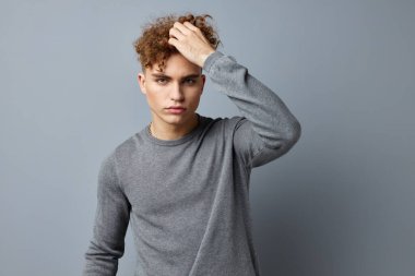 Sapık, seksi, kendine güvenen, izole bir arka plan.