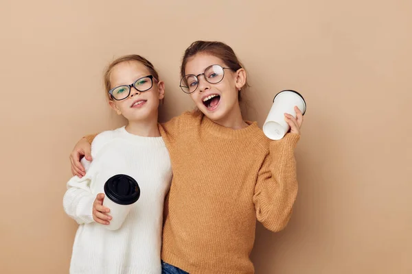 使い捨て眼鏡を手にした2人の少女が — ストック写真