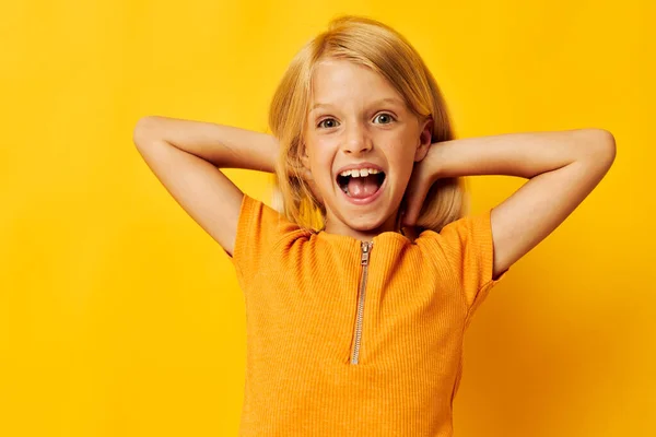 Красивая маленькая девочка блондинка прямые волосы позировать улыбка весело детство образ жизни без изменений — стоковое фото