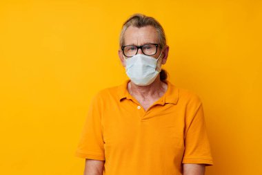 Gözlüklü yaşlı adam siper olarak kullanılıyor.