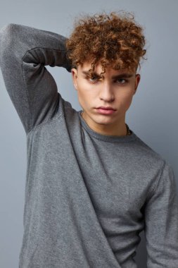 Sapık adam şık giyiniyor. Model. Yaşam tarzı değişmemiş.