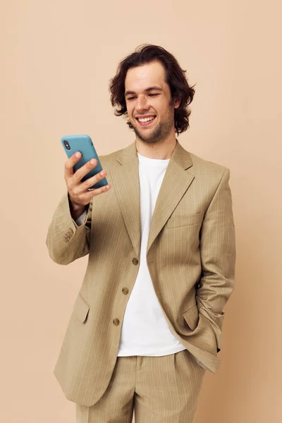 Alegre homem leva um selfie clássico estilo tecnologias bege fundo — Fotografia de Stock