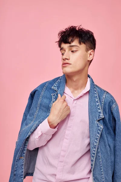 Фото романтичного молодого хлопця в молодіжному стильному одязі джинсова куртка позує Стиль життя незмінний — стокове фото
