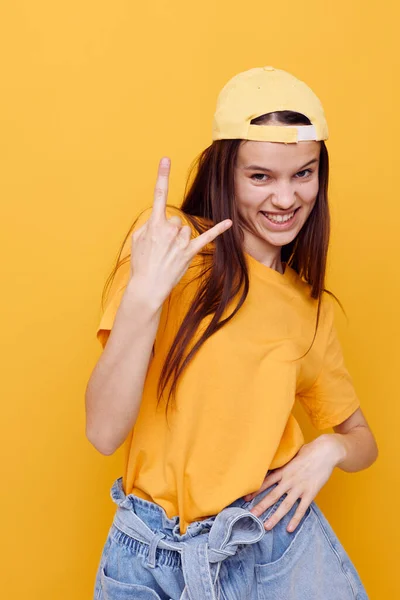 Bela mulher estilo jovem casual desgaste amarelo fundo — Fotografia de Stock