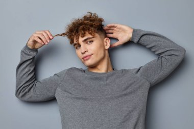 Şık giyinen şık bir adam. Model izole edilmiş bir arka plan.