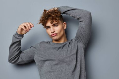 Gri kazaklı yakışıklı adam. Moda stüdyosu. Yaşam tarzı değişmemiş.