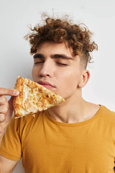 Knappe jongeman pizza snack fast food Lifestyle ongewijzigd — Stockfoto