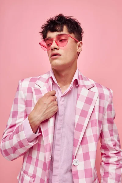 Красивий чоловік рожевий плетений блейзер моди сучасний стиль ізольований фон незмінний — стокове фото