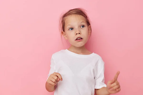 Hübsche junge Mädchen Fratze posiert Spaß Kindheit unverändert — Stockfoto