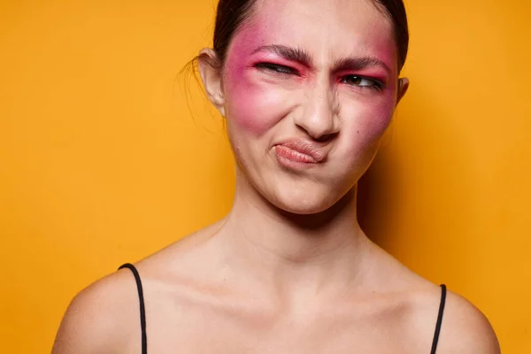 Portrait of beautiful young woman bright makeup posing fashion emotions cropped view unaltered — 图库照片