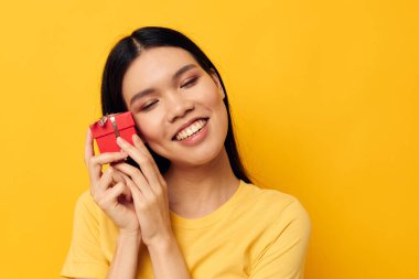 Güzel esmer küçük kırmızı hediye kutusu eğlenceli stüdyo modeli değiştirilmemiş