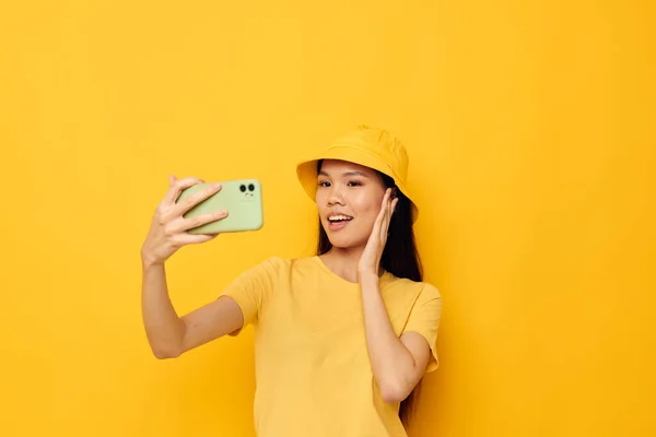 Affascinante giovane donna asiatica parlando al telefono posa moda isolato sfondo inalterato — Foto Stock