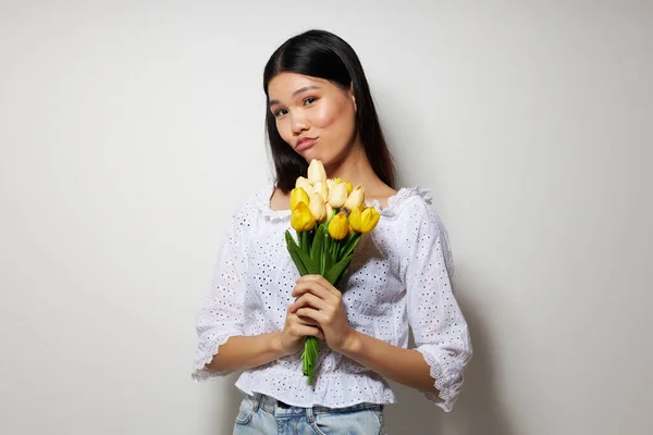 Portrét asijské krásné mladé ženy romantika kytice květin v blízkosti obličeje izolované pozadí beze změny — Stock fotografie