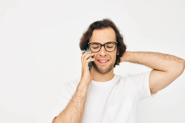 매력적 인 남자의 전화 통화 손짓가벼운 배경 — 스톡 사진