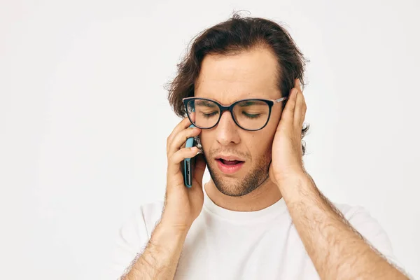 Guapo hombre teléfono comunicación mano gesto estilo de vida inalterado —  Fotos de Stock