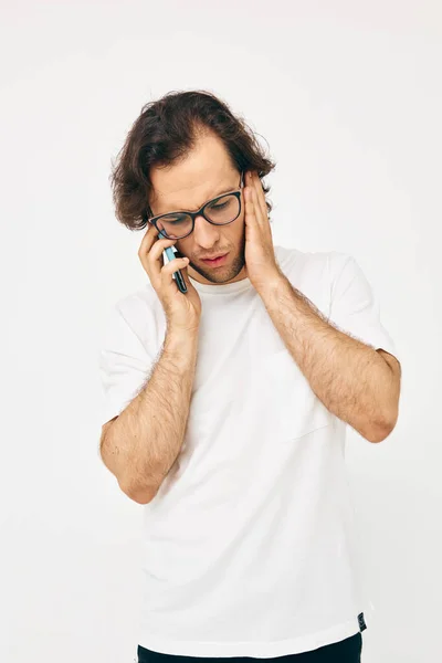 Bonito homem telefone comunicação mão gesto estilo de vida inalterado — Fotografia de Stock