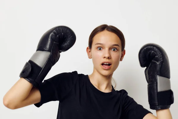 Schönes Mädchen in Boxhandschuhen in schwarzer Hose und T-Shirt Fitnesstraining — Stockfoto