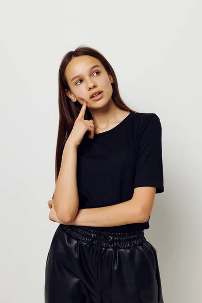 Молода жінка в чорних штанях і футболка моди Стиль життя незмінний — стокове фото